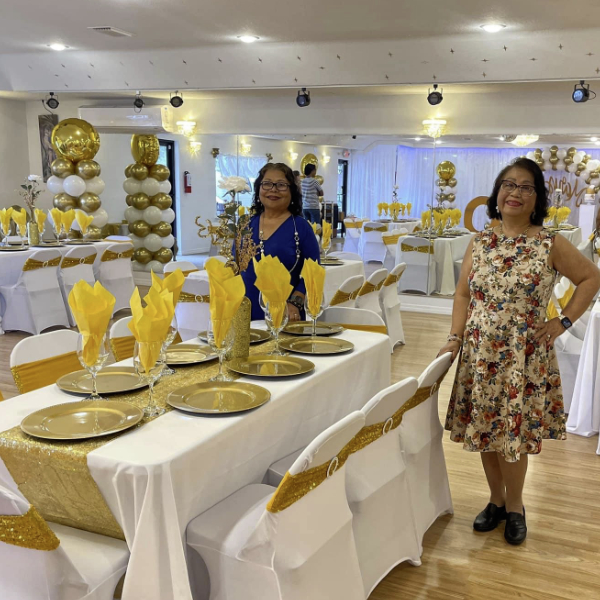 round able seating options with linens