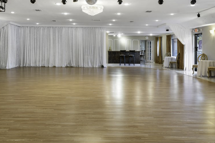 Large Open floor Central Florida event venue bar area